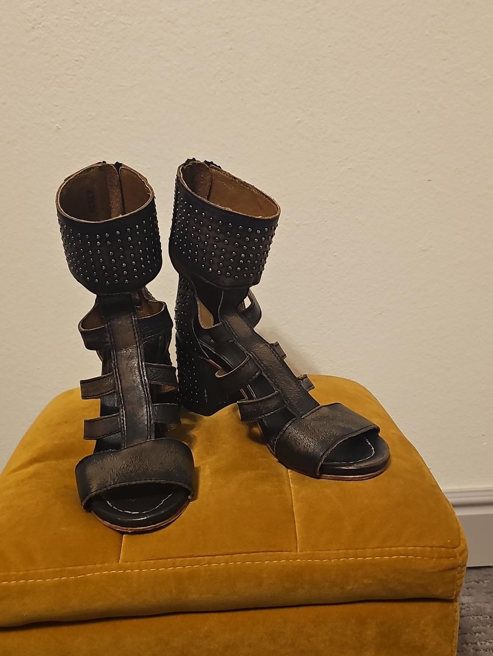 ●●FREEBIRD "ZELDA" STUDDED SANDALS SIZE 9●●